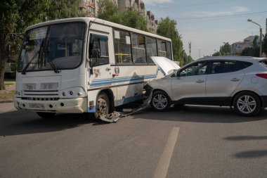 Voronezh, Rusya 16 Ağustos 2019: Sokakta korkunç bir kaza. Şehirdeki otobüs kazasından sonra hasarlı bir araba. Dikkatsiz sürüş konsepti.