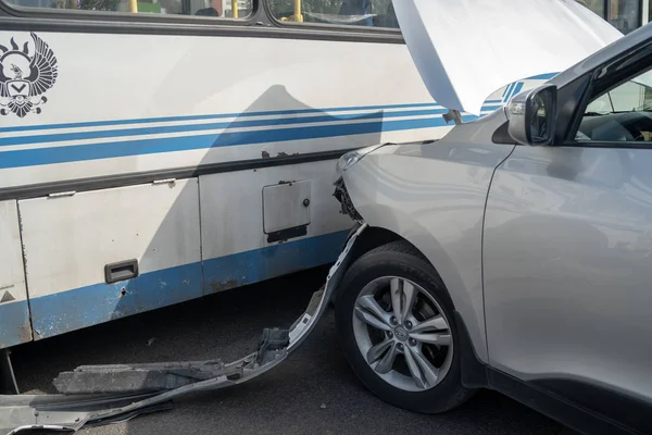 Voronezh, Rusia 16 de agosto de 2019: Un terrible accidente en la calle. Un coche dañado después de una colisión en el autobús en la ciudad. El concepto de conducción descuidada . — Foto de Stock