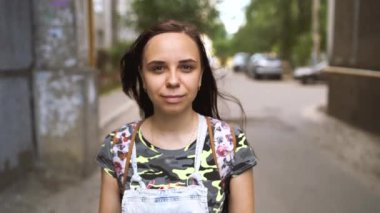 Şehirde yürüyen genç bir kadının portresi 