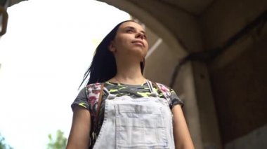 Şehirde yürüyen genç bir kadının portresi 