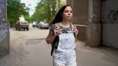 Şehirde yürüyen genç bir kadının portresi 