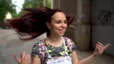 Şehirde yürüyen genç bir kadının portresi 