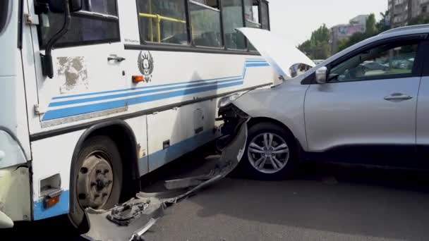 Voronezh, Rusya 16 Ağustos 2019: Sokakta korkunç bir kaza. Şehirdeki otobüs kazasından sonra hasarlı bir araba. Dikkatsiz sürüş konsepti. — Stok video