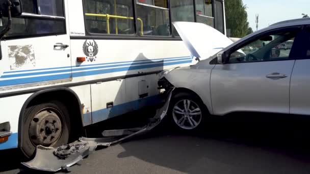2019年8月16日，俄罗斯沃罗涅日：一场可怕的街头交通事故。一辆在城市公共汽车上撞车后受损的汽车。粗心驾驶的概念. — 图库视频影像