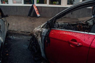 Vandalizm ya da intikam, yanmış araba. Popüler protestoların, yanmış arabaların, bir suçun sonuçları. Yangından sonra araba. Otomatik çöp
