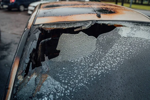 Vandalismus oder Rache, verbranntes Auto. Die Folgen des öffentlichen Protests, verbranntes Auto, ein Verbrechen. Auto nach Feuer. Auto-Müll — Stockfoto