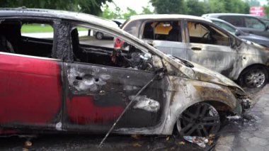 Vandalizm ya da intikam, yanmış araba. Popüler protestoların, yanmış arabaların, bir suçun sonuçları. Yangından sonra araba. Otomatik çöp