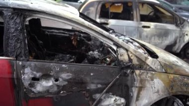 Vandalizm ya da intikam, yanmış araba. Popüler protestoların, yanmış arabaların, bir suçun sonuçları. Yangından sonra araba. Otomatik çöp