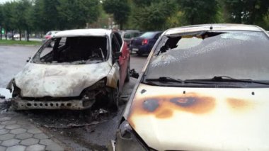 Vandalizm ya da intikam, yanmış araba. Popüler protestoların, yanmış arabaların, bir suçun sonuçları. Yangından sonra araba. Otomatik çöp