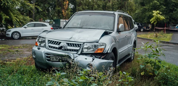 Voronej, Rusya 17 Ağustos 2019: Kaza sonrası araba, yırtık bir tampon. — Stok fotoğraf