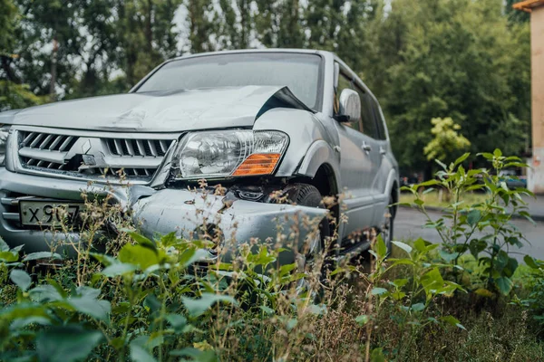 Voronezh, Venäjä elokuu 17, 2019: Auto onnettomuuden jälkeen, revitty puskuri . — kuvapankkivalokuva