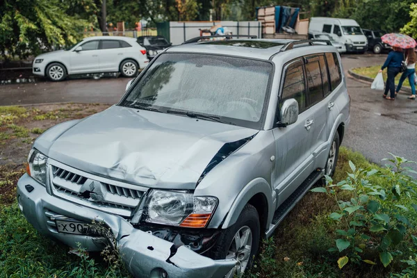Voronezh, Rusia 17 de agosto de 2019: Un coche después de un accidente, un parachoques roto . — Foto de Stock