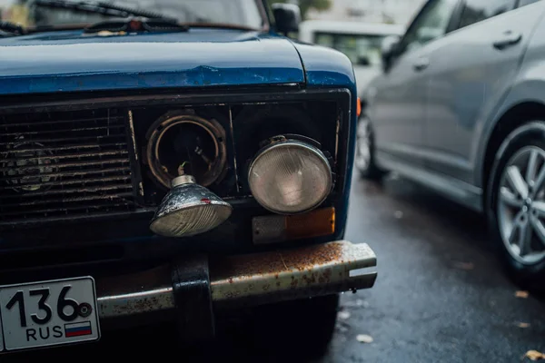 Voronezh, Rusko 17. srpna 2019: zapomenuté rezavé auto na silnici. Opuštěné staré rezavé auto na silnici. Auto po nehodě — Stock fotografie