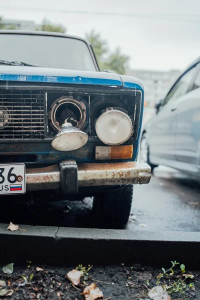 Voronej, Russie 17 août 2019 : Voiture rouillée oubliée sur la route. Une vieille voiture rouillée abandonnée sur la route. Voiture après un accident — Photo