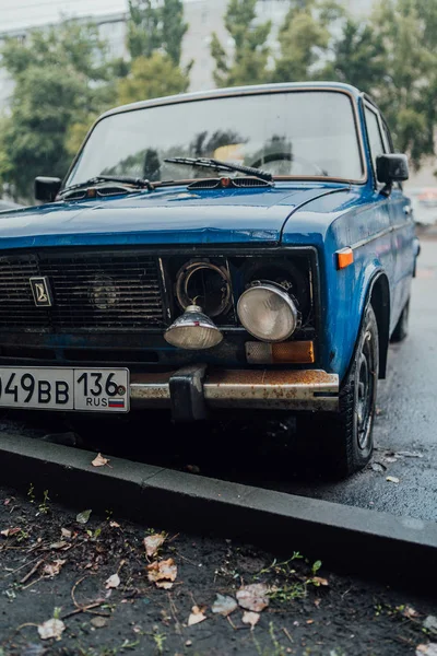 Woroneż, Rosja 17 sierpnia 2019: zapomniane zardzewiałe auto na drodze. Porzucony Rusty stary samochód na drodze. Samochód po wypadku — Zdjęcie stockowe