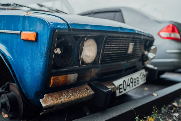 Voronezh, Russia August 17, 2019: Forgotten rusty car on road. Abandoned rusty old car on road. Car after an accident — Stock Photo, Image