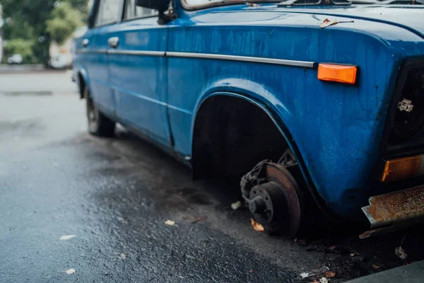 Voronezh, Rusko 17. srpna 2019: zapomenuté rezavé auto na silnici. Opuštěné staré rezavé auto na silnici — Stock fotografie