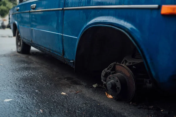 Voronezh, Russia August 17, 2019: Forgotten rusty car on road. Abandoned rusty old car on road — Stock Photo, Image