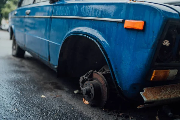 Βορονέζ, Ρωσία 17 Αυγούστου 2019: ξεχασμένο σκουριασμένο αυτοκίνητο στο δρόμο. Εγκαταλελειμμένο σκουριασμένο παλιό αυτοκίνητο στο δρόμο — Φωτογραφία Αρχείου