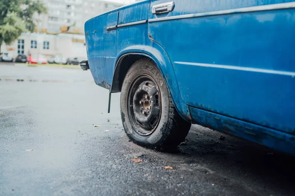 Flat tire on a blue car. Clunkers — Stock Photo, Image