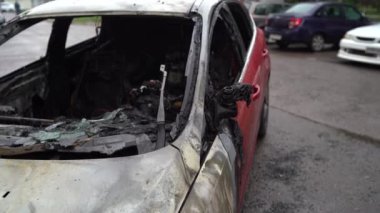 Vandalizm ya da intikam, yanmış araba. Popüler protestoların, yanmış arabaların, bir suçun sonuçları. Yangından sonra araba. Otomatik çöp