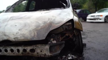 Vandalizm ya da intikam, yanmış araba. Popüler protestoların, yanmış arabaların, bir suçun sonuçları. Yangından sonra araba. Otomatik çöp