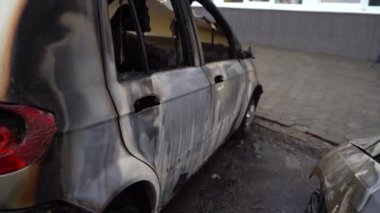 Vandalizm ya da intikam, yanmış araba. Popüler protestoların, yanmış arabaların, bir suçun sonuçları. Yangından sonra araba. Otomatik çöp