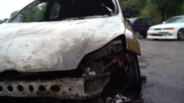 Vandalismo o venganza, coche quemado. Las consecuencias de la protesta popular, el coche quemado, un crimen. Coche tras fuego. Basura automática — Vídeo de stock