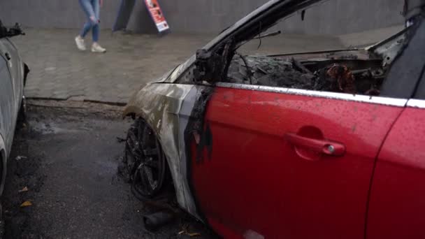 Vandalism eller hämnd, bränd bil. Följderna av folkprotester, bränd bil, ett brott. Bil efter brand. Automatiskt skräp — Stockvideo