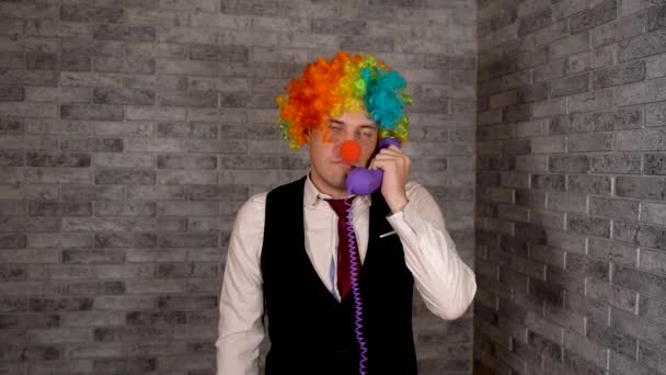 Молодой клоун-бизнесмен работает в офисе — стоковое видео