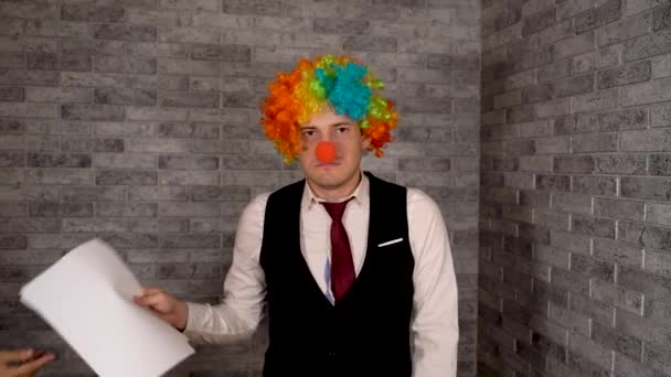 Jeune homme d'affaires clown travaillant dans le bureau — Video