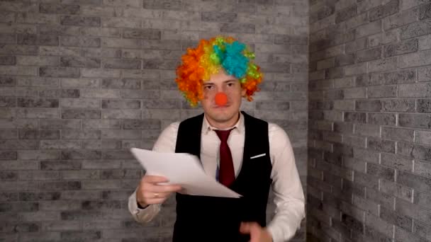 Jeune homme d'affaires clown travaillant dans le bureau — Video