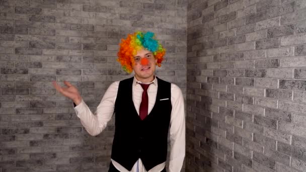 Travailleur de bureau en wig clown, concept de clown au travail. Homme d'affaires avec perruque clown. Costume de clown original pour l'Halloween — Video