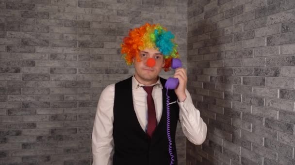 Office worker in clown wig, clown concept at work. Businessman with clown wig. Original clown costume for Halloween — Stock Video