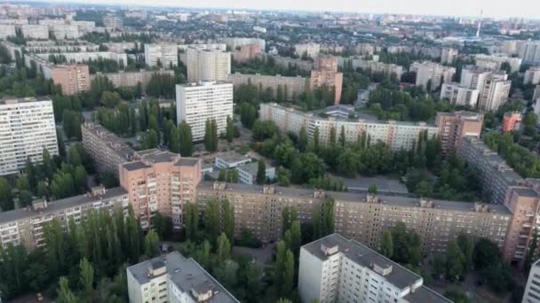 Widok z lotu ptaka. Okolica mieszkalna, zielone drzewa, kompleks apartamentów — Wideo stockowe