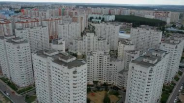 Hava görüntüsü. Konut, yeşil ağaçlar, apartman kompleksi.