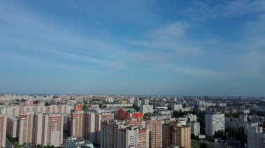 Hava görüntüsü. Konut, yeşil ağaçlar, apartman kompleksi.