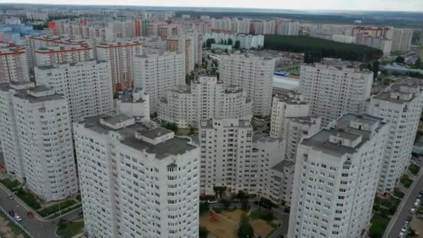 Aerial view. Residential neighborhood, green trees, apartment complex — Stock Video