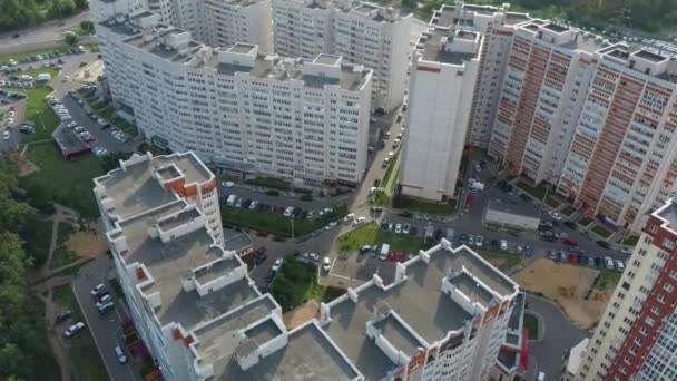 Вид с воздуха на современные жилые дома в России — стоковое видео