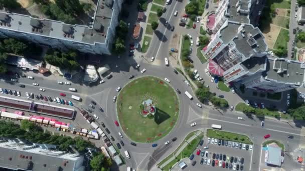 Bâtiments élevés, multicouches, vieux, désuets, gris et endommagés dans les immeubles résidentiels d'une grande ville. Bâtiment dense