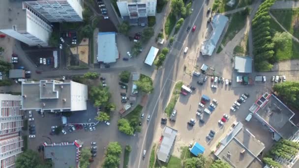 Hoge, multi-gebarsten, oude, verouderde, grijze, gehavende gebouwen in woongebouwen van een grote stad. Dicht gebouw — Stockvideo