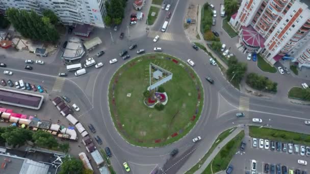 Вид з повітря. Передача автомобілів, парків і дахів житлових будинків старого міста на міській вулиці. Автомобілі їдуть по дорозі. Трафік, автомобілі на шосе. автомобіль вуличний дорожній транспорт, автомобілі на — стокове відео