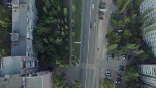 汽车在城市的道路上行驶，双向交通。夏天在路上行驶的汽车的空中图片. — 图库视频影像