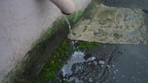 Tubo de canaleta de techo después de la lluvia con drenaje de agua. tubería de drenaje — Vídeos de Stock