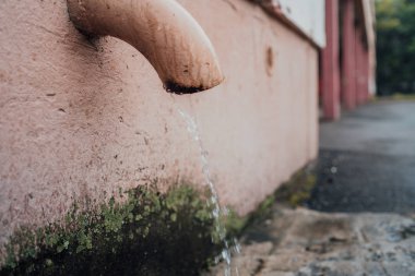 Çatı oluğu boruları yağmur üstüne su boruları. drenaj borusu