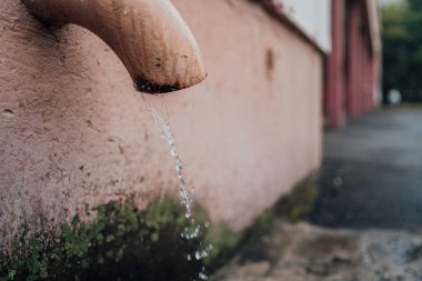 Çatı oluğu boruları yağmur üstüne su boruları. drenaj borusu