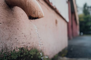 Çatı oluğu boruları yağmur üstüne su boruları. drenaj borusu