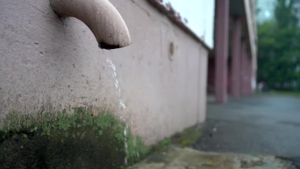 Tubo de canaleta de techo después de la lluvia con drenaje de agua. tubería de drenaje — Vídeos de Stock