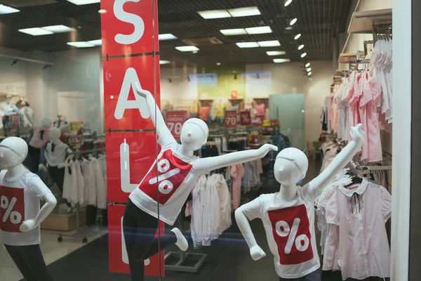 Temporada de venda, sexta-feira preta e conceito de compras. Sinais de venda em stands na loja. Preço de desconto de sinal de venda em stand em vitrines. Roupas em cabides e manequins — Fotografia de Stock