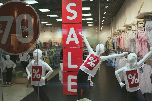 Temporada de venda, sexta-feira preta e conceito de compras. Sinais de venda em stands na loja. Preço de desconto de sinal de venda em stand em vitrines. Roupas em cabides e manequins — Fotografia de Stock